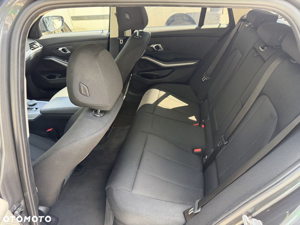BMW Seria 3 318d mHEV - 13