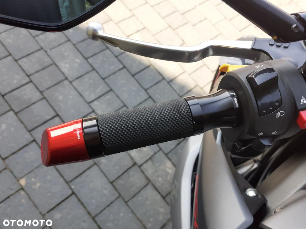 Suzuki GSR - 7