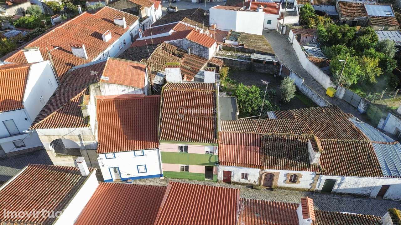 Moradia T3 habitável c/ Quintal e Enorme Potencial de Transformação – - Grande imagem: 2/53