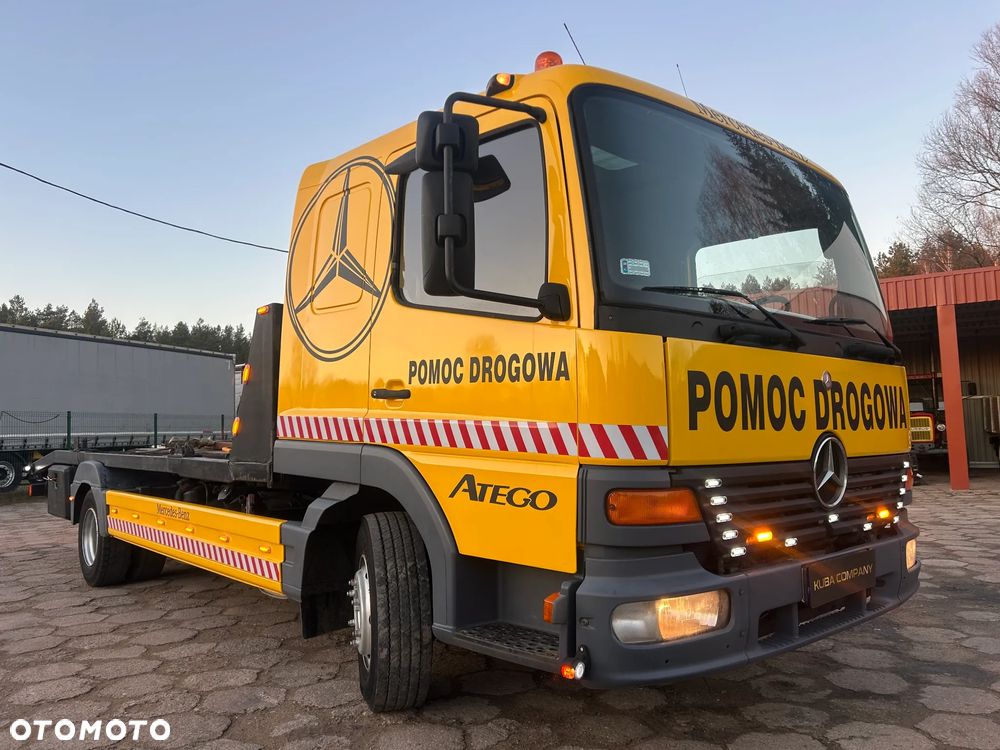 Mercedes-Benz ATEGO 815 LAWETA NA 2 AUTA / WCIĄGARKA Z PILOTEM / POMOC DROGOWA Z NAJAZDAMI / BARDZO ŁADNY STAN / OŚWIETLENIE OSTRZEGAWCZE / KABINA SYPIALNA !! - 4