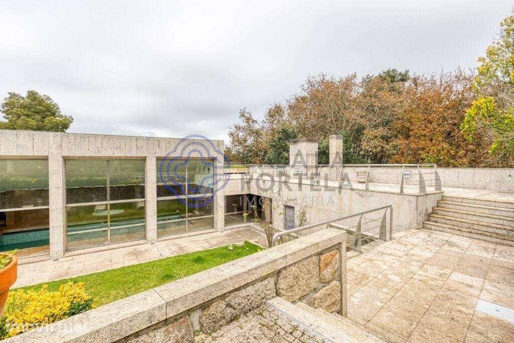 Moradia T4 de arquitetura moderna, linhas simples e contemporâneas - Grande imagem: 5/60