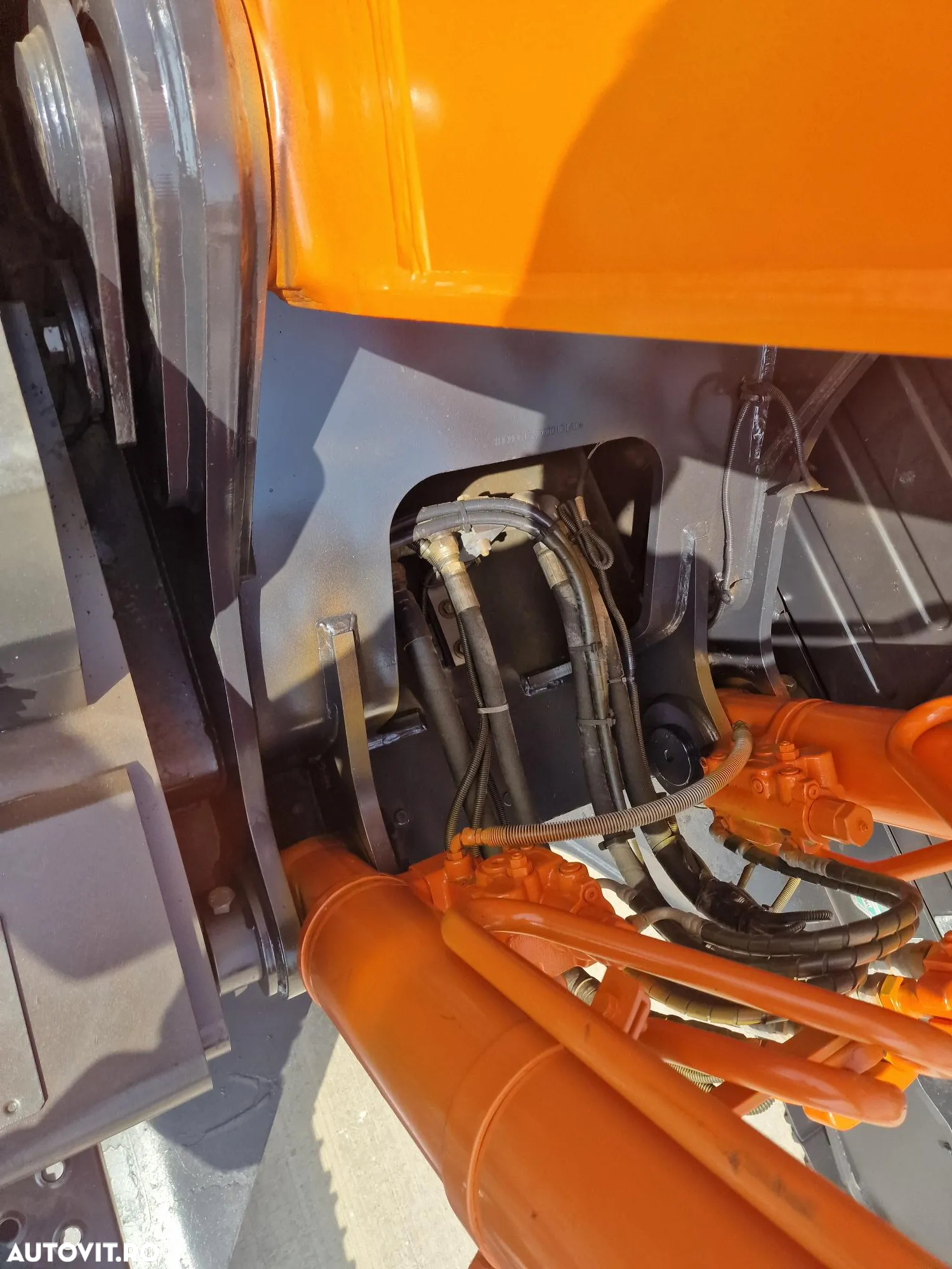 Hitachi ZX250LCN-6, 27,1t, 10.139h, cupa NOUA 1,55mc-76.900 EUR+Tva, gresare automata, Instalatia hdr de picon, inst hidr rotire atasament, lant 80%, camera spate si lateral, pregatire 3D, SUPER INTRETINUT-posibilitate leasing-PROMOTIE 76900 EUR+Tva - 36