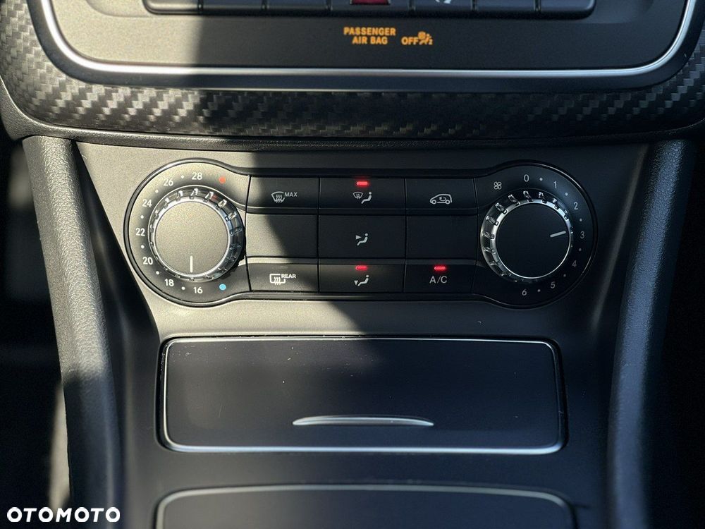 Mercedes-Benz GLA 180 7G-DCT - 19