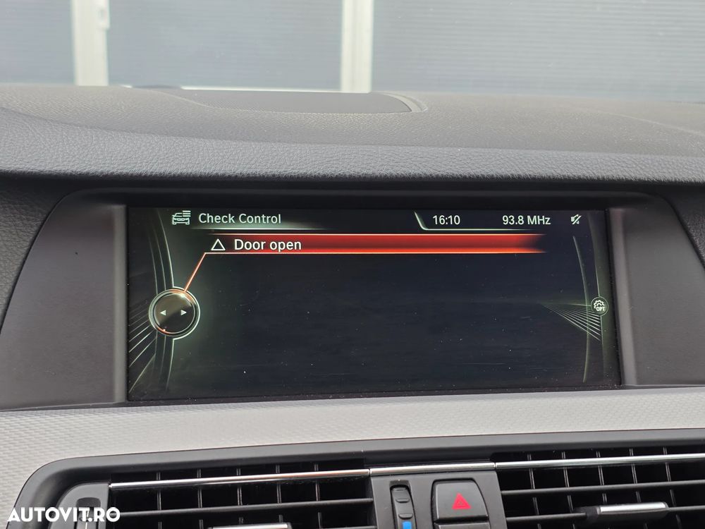 BMW Seria 5 520d Touring Sport-Aut. - 32