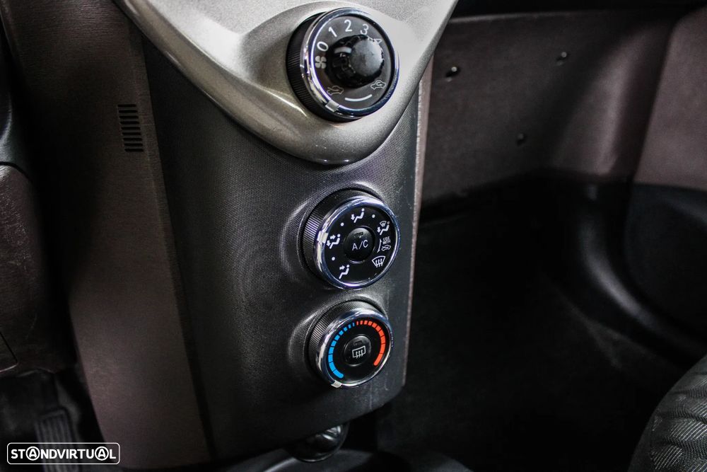 Toyota iQ 1.0 VVT-i Essential+AC - 32