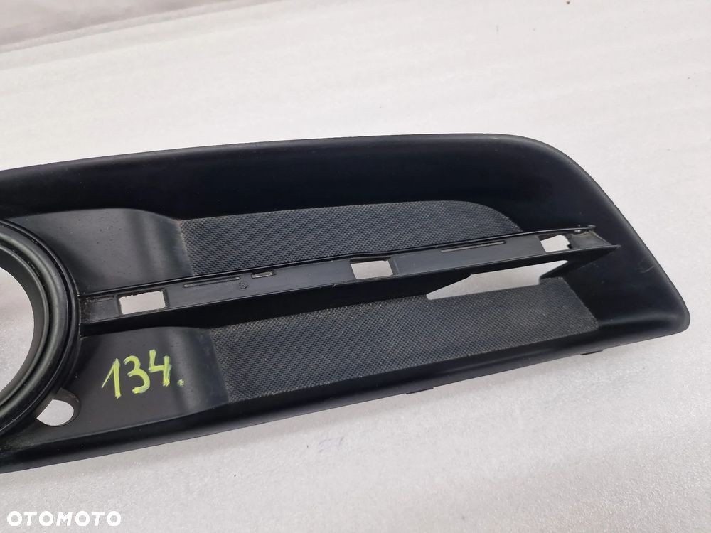 AUDI A3 8P0 LIFT 08- PRAWA KRATKA BOCZNA ZDERZAKA PRZEDNIEGO PRZÓD MATOWA , NR 8P0807682J , NR AUKCJI D/134 - 4