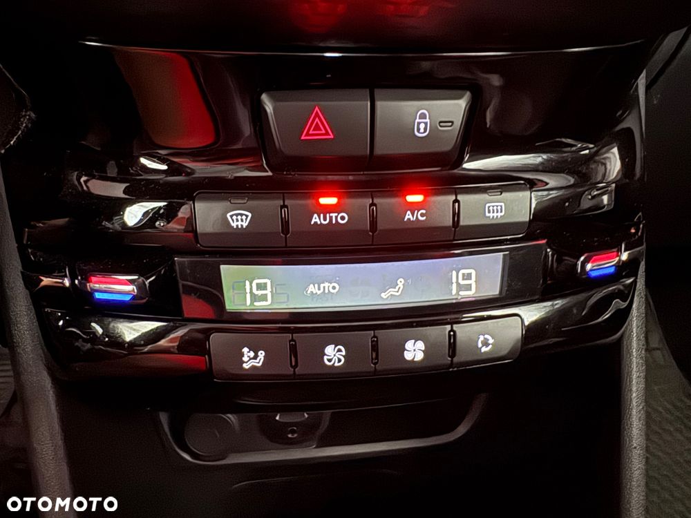 Peugeot 2008 1.2 Pure Tech Allure S&S - 19
