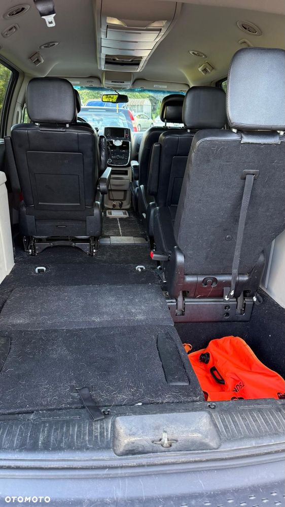 Chrysler Town & Country - 3