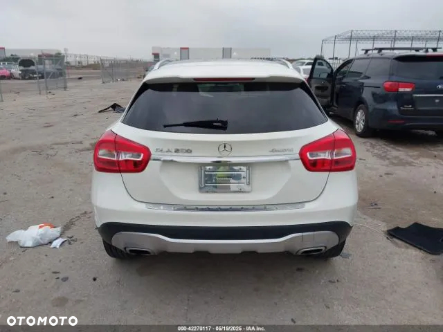 Mercedes-Benz GLA - 8