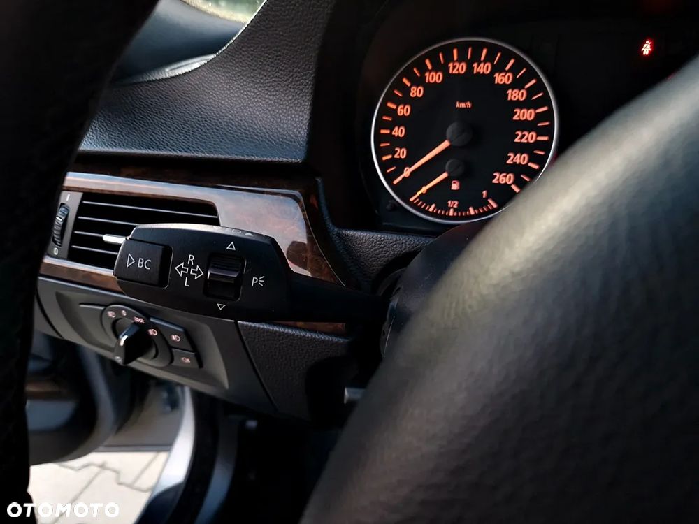 BMW Seria 3 320i - 32