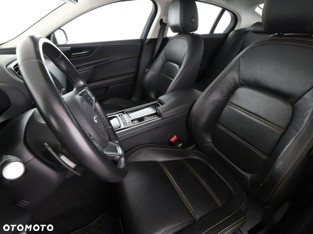 Jaguar XE - 14