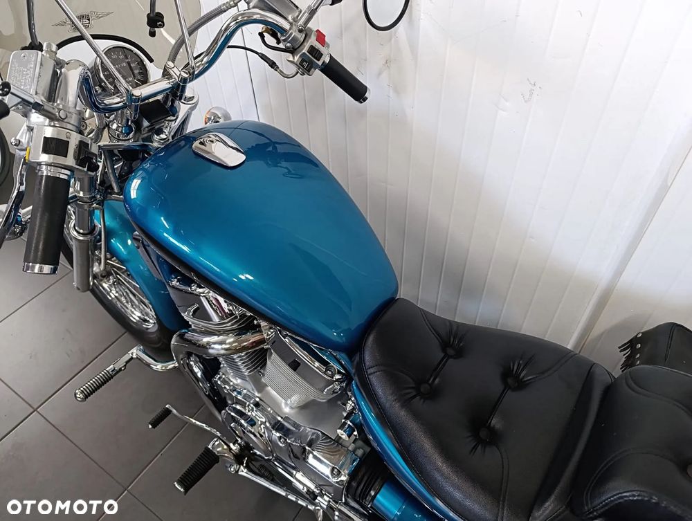 Suzuki Intruder - 12