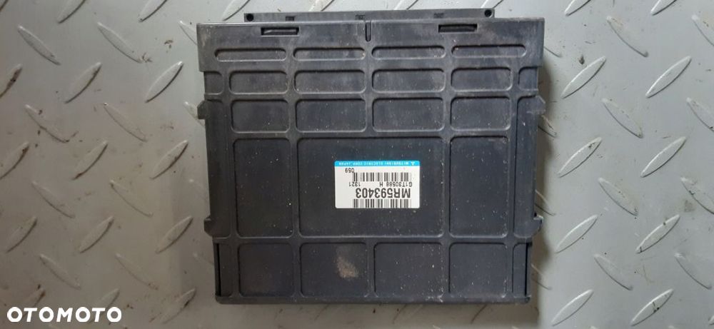 Mitsubishi Pajero III Sterownik Silnika MR593403 - 1