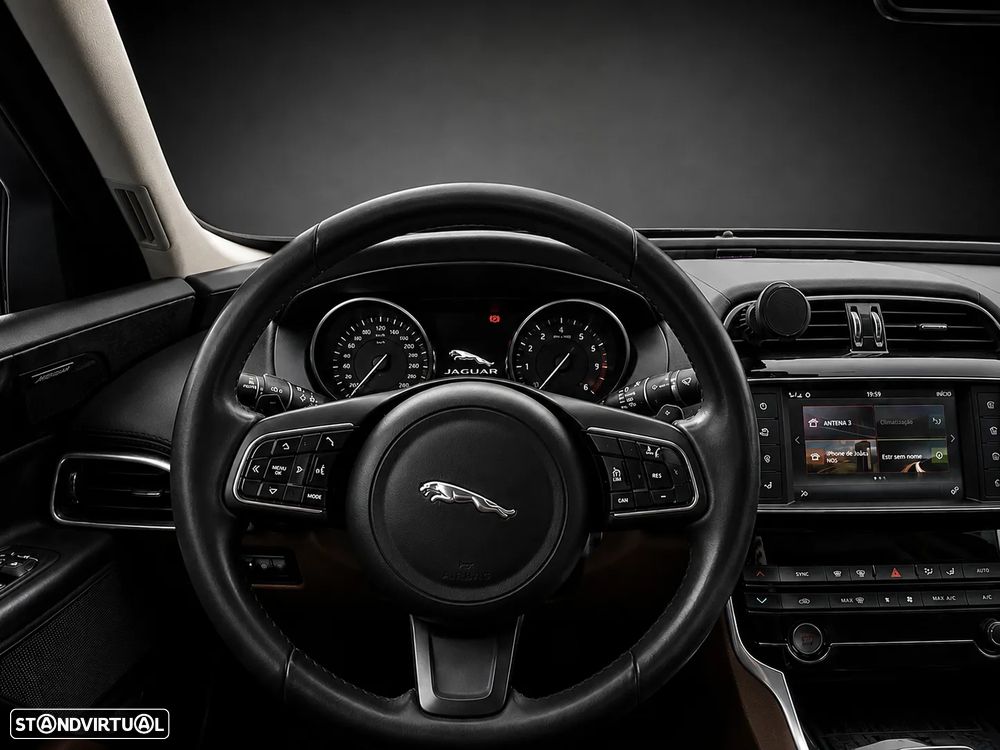 Jaguar XE 20d Aut. Portfolio - 10