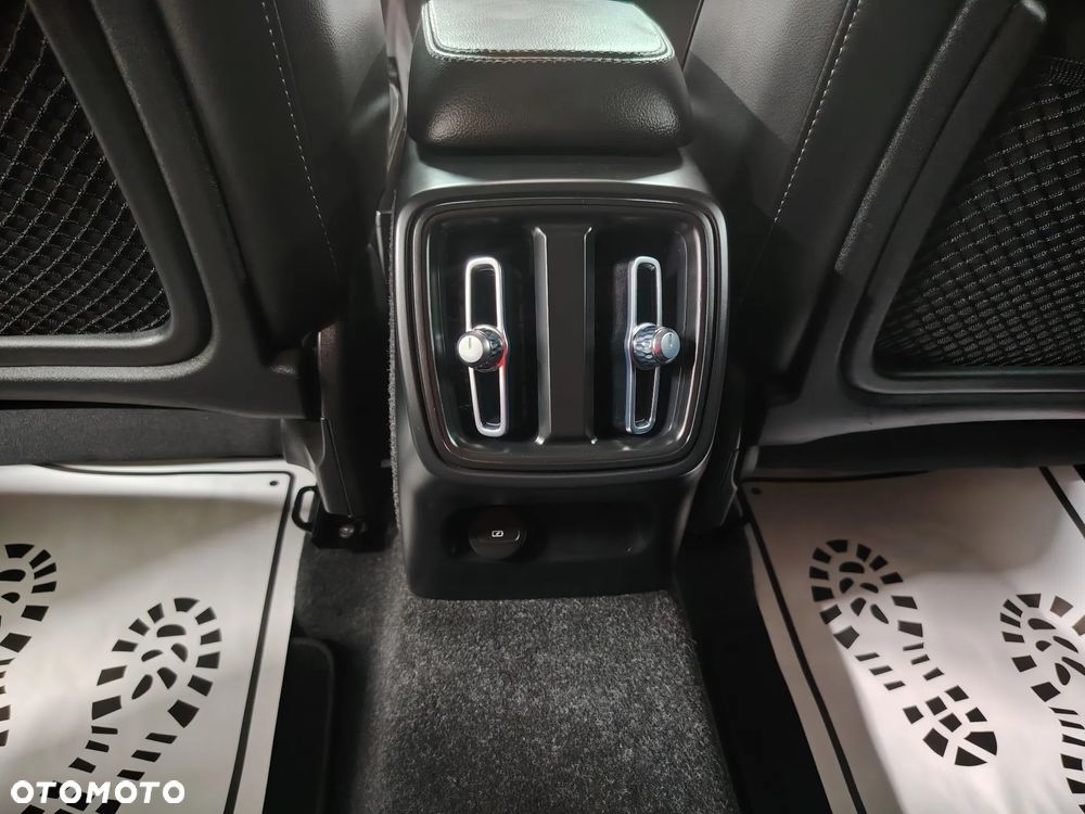 Volvo XC 40 B3 Plus Dark - 25
