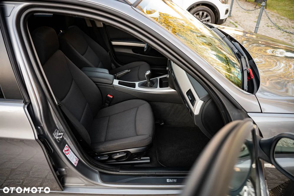 BMW Seria 3 318d - 27
