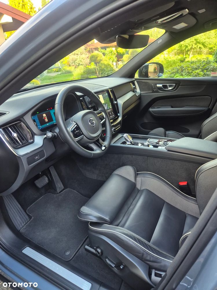 Volvo XC 60 B4 D AWD Plus Dark - 11
