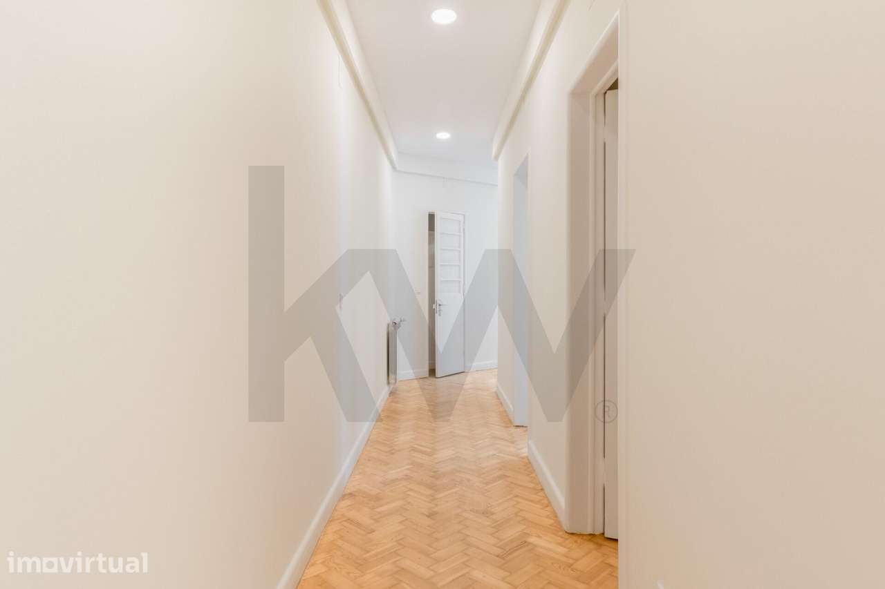 Apartamento T4 com Garagem na Avenida Defensores de Chaves - Grande imagem: 4/18
