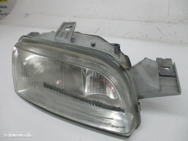 Otica / Farol Dto Fiat Punto (176_) - 3