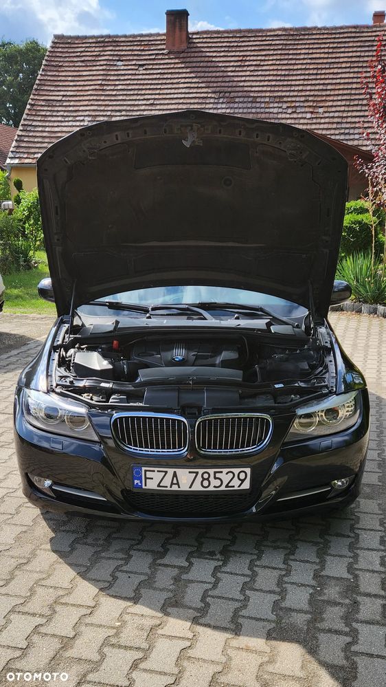 BMW 3 Series 2011 photo 2