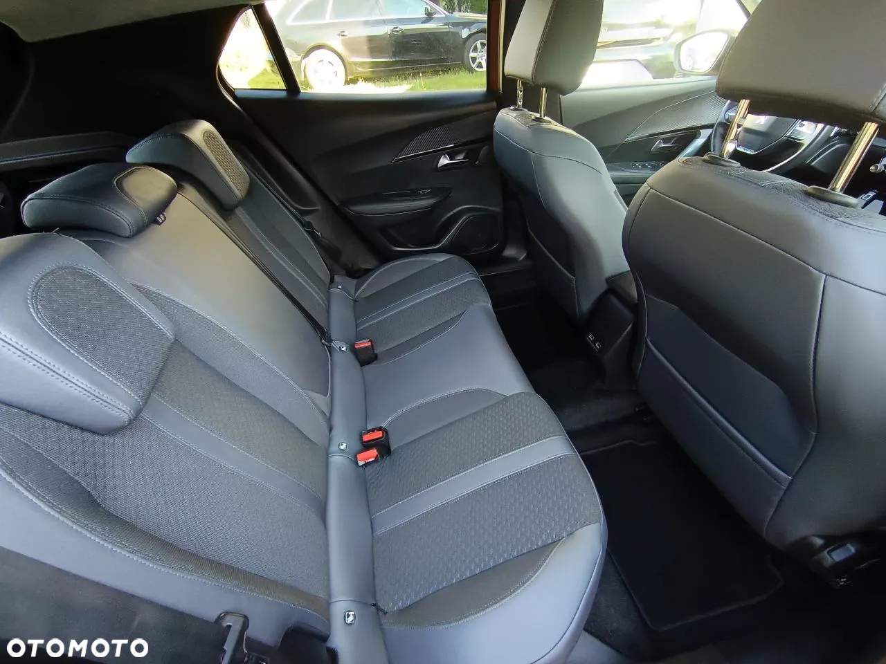 Peugeot 2008 PureTech 130 EAT8 Allure - 16