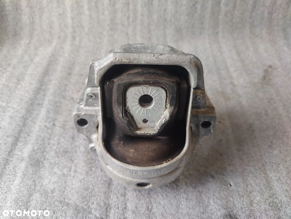 Audi A6 C7 PODUSZKA SILNIKA 8R0199381 - 1