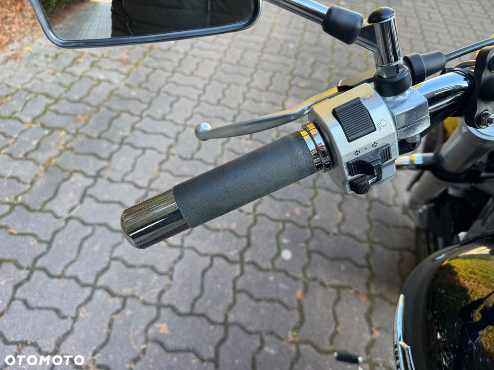 Suzuki Intruder - 17