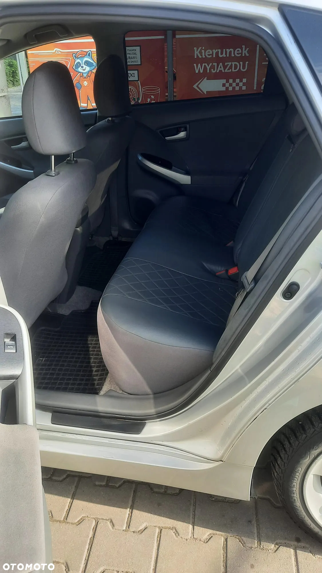 Toyota Prius (Hybrid) - 12