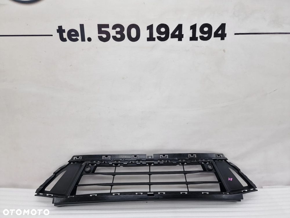 BMW F45 2 LIFT 17-20 , NA PDC , KRATKA ŚRODKOWA ZDERZAKA PRZEDNIEGO PRZÓD , NR 19593510 / 7460158 / 7460159 / 7464123 , NR AUKCJI K318 - 1