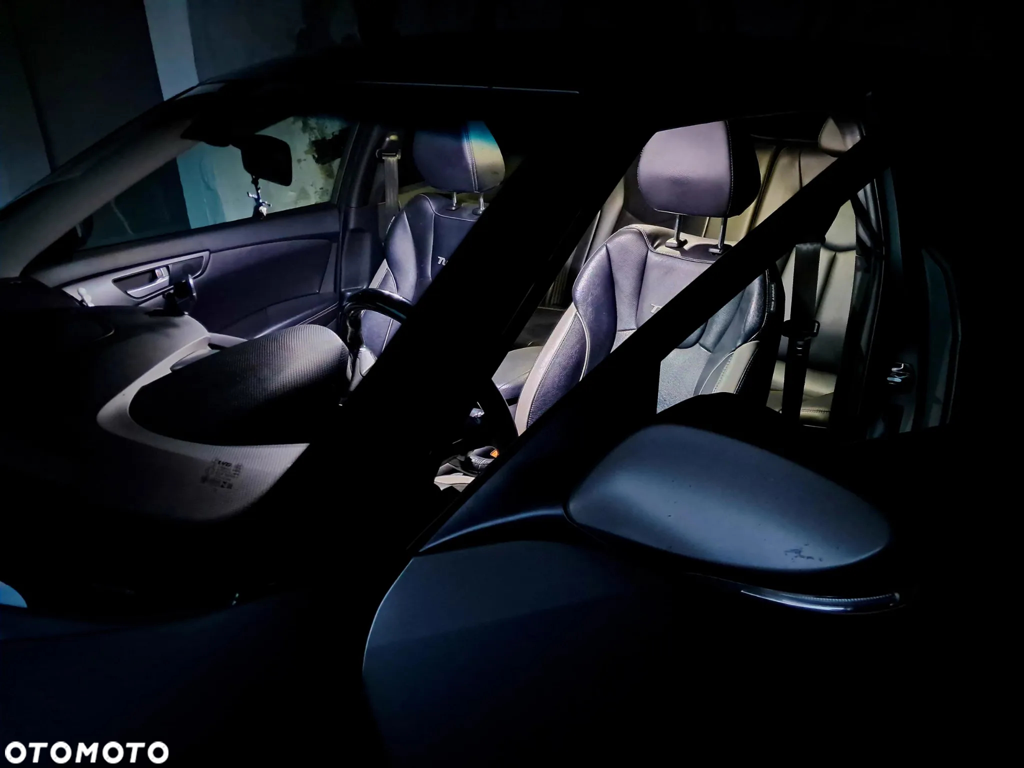 Hyundai Veloster 1.6 T-GDI Executive - 12