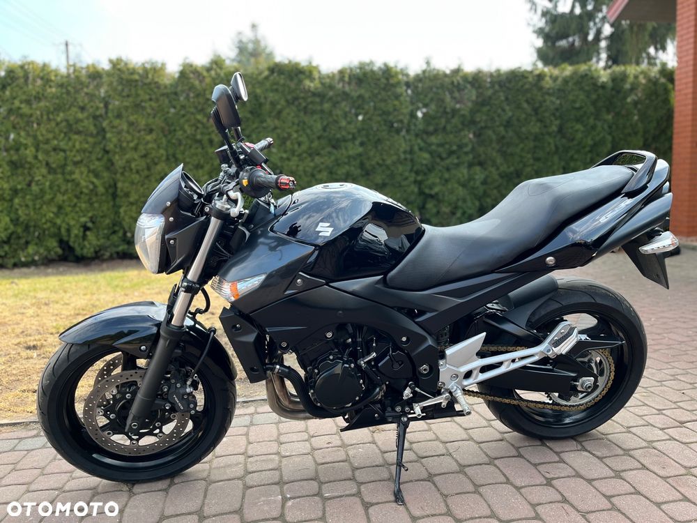 Suzuki GSR - 7