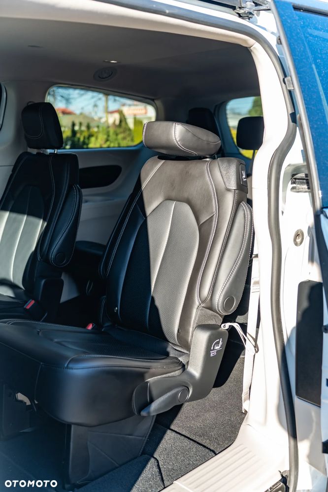 Chrysler Pacifica - 16