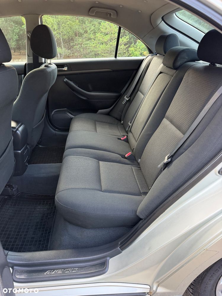 Toyota Avensis 2.0 VVT-i High - 17