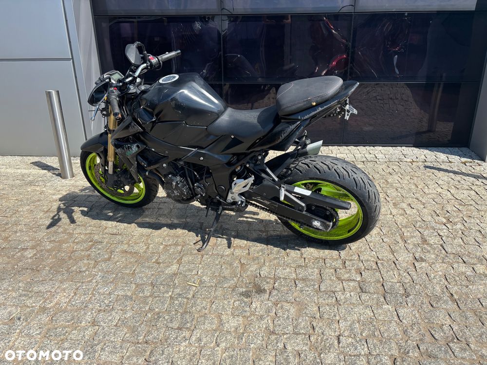 Suzuki GSR - 13