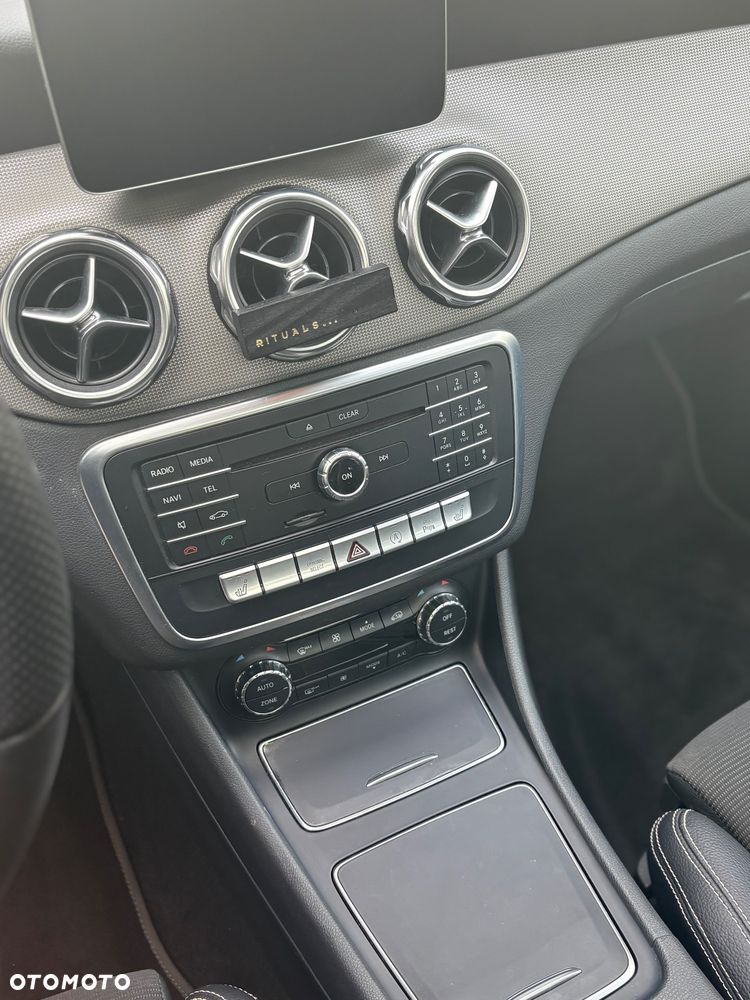 Mercedes-Benz GLA 200 7G-DCT Urban - 15