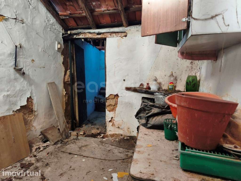 Moradia para Recuperar com Logradouro em Amiais de Baixo - Santarém - Grande imagem: 2/14