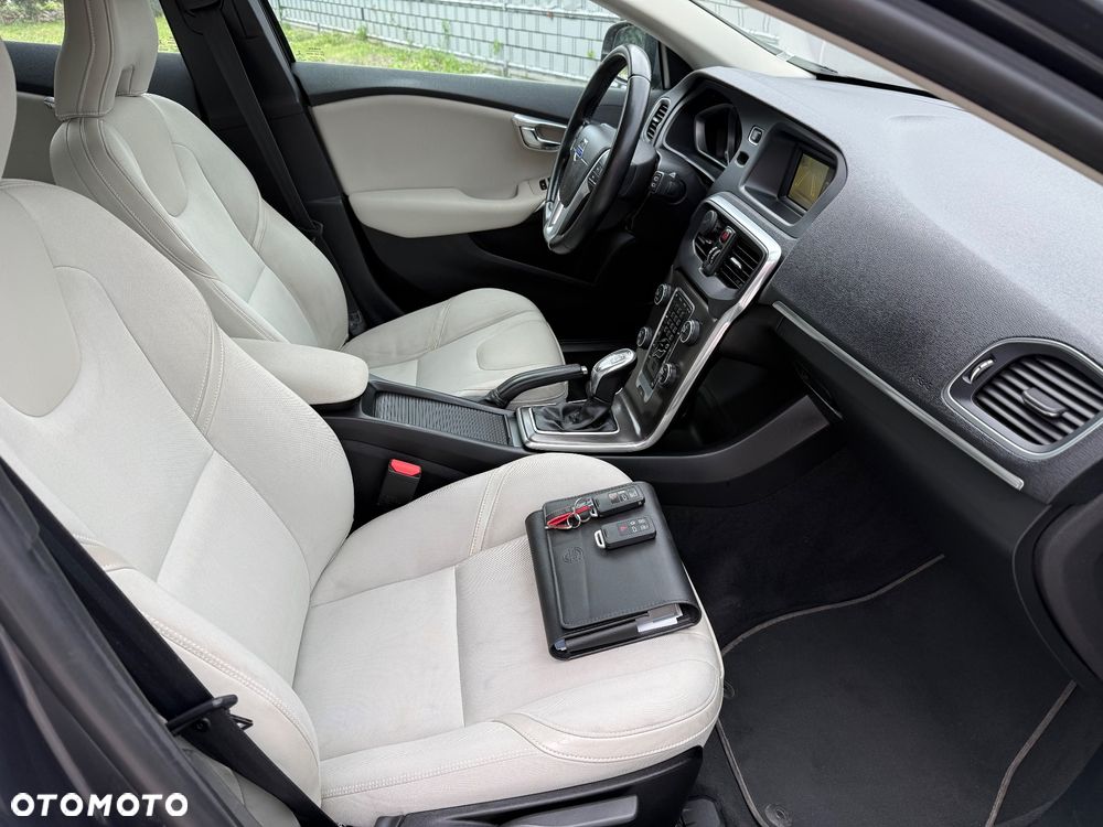 Volvo V40 D3 Momentum - 26