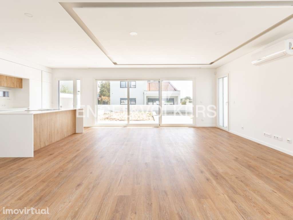 Moradia moderna com piscina de água salgada e jardim privativo - Grande imagem: 4/48