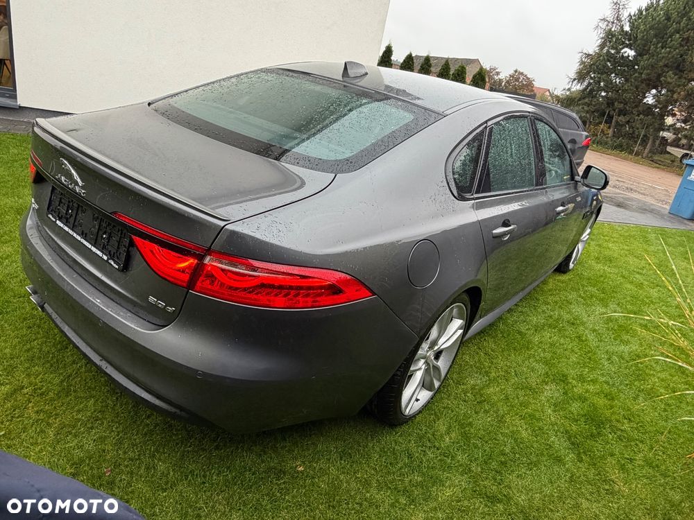 Jaguar XF - 11