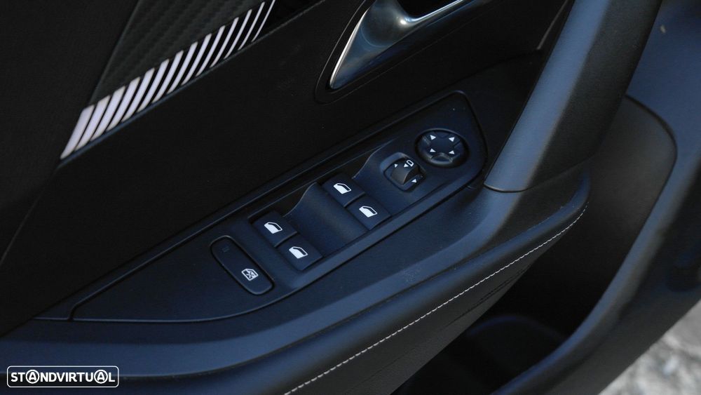 Peugeot e-2008 54 kWh Allure - 23