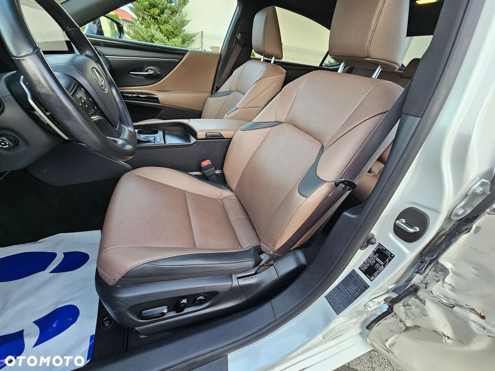 Lexus ES 300h Business Edition - 24