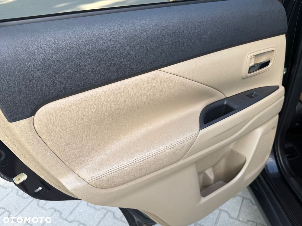 Mitsubishi Outlander 2.2 DI-D 4WD Plus - 22
