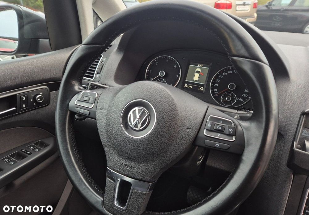 Volkswagen Touran - 17