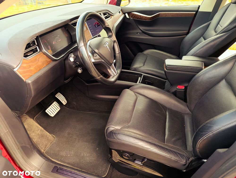 Tesla Model X - 35