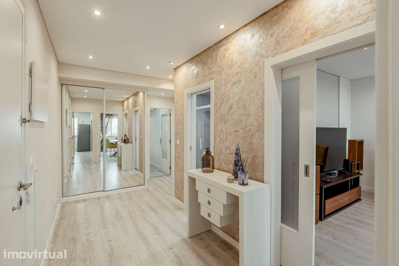 Apartamento T2 com varanda e garagem em Almada - Grande imagem: 2/24