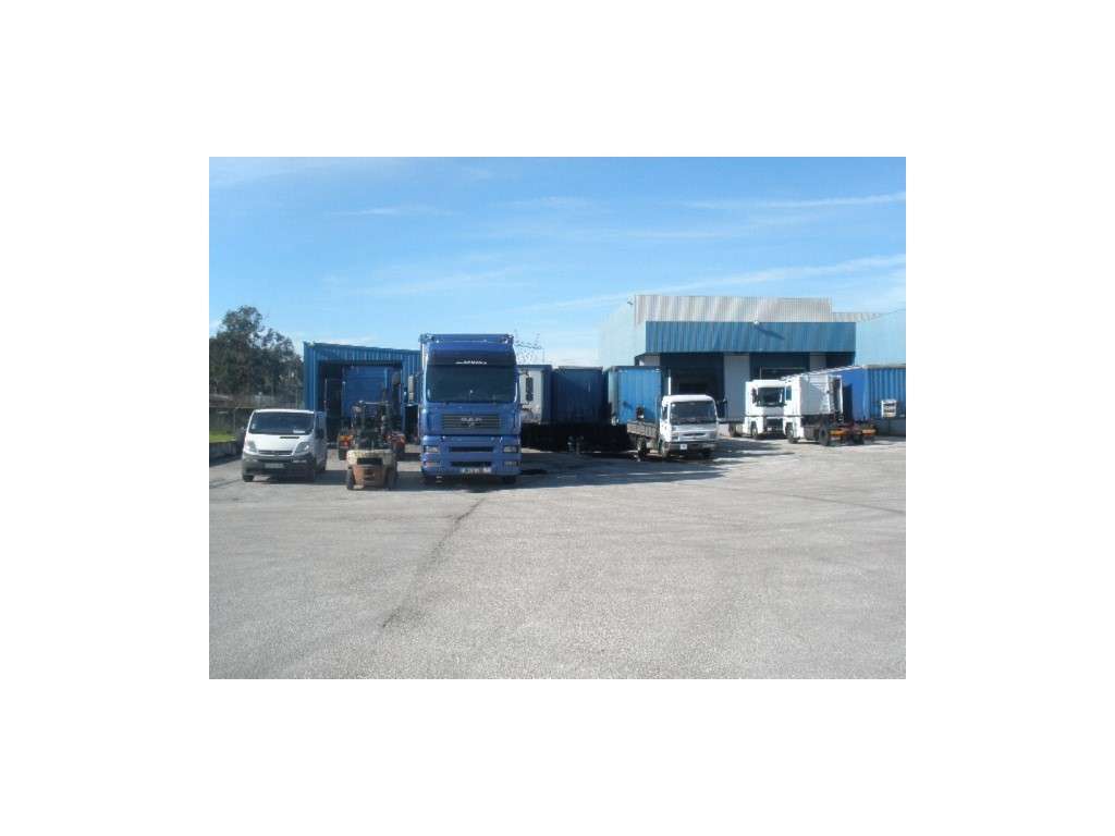 Grande armazém e escritórios junto a Leiria - Grande imagem: 2/13