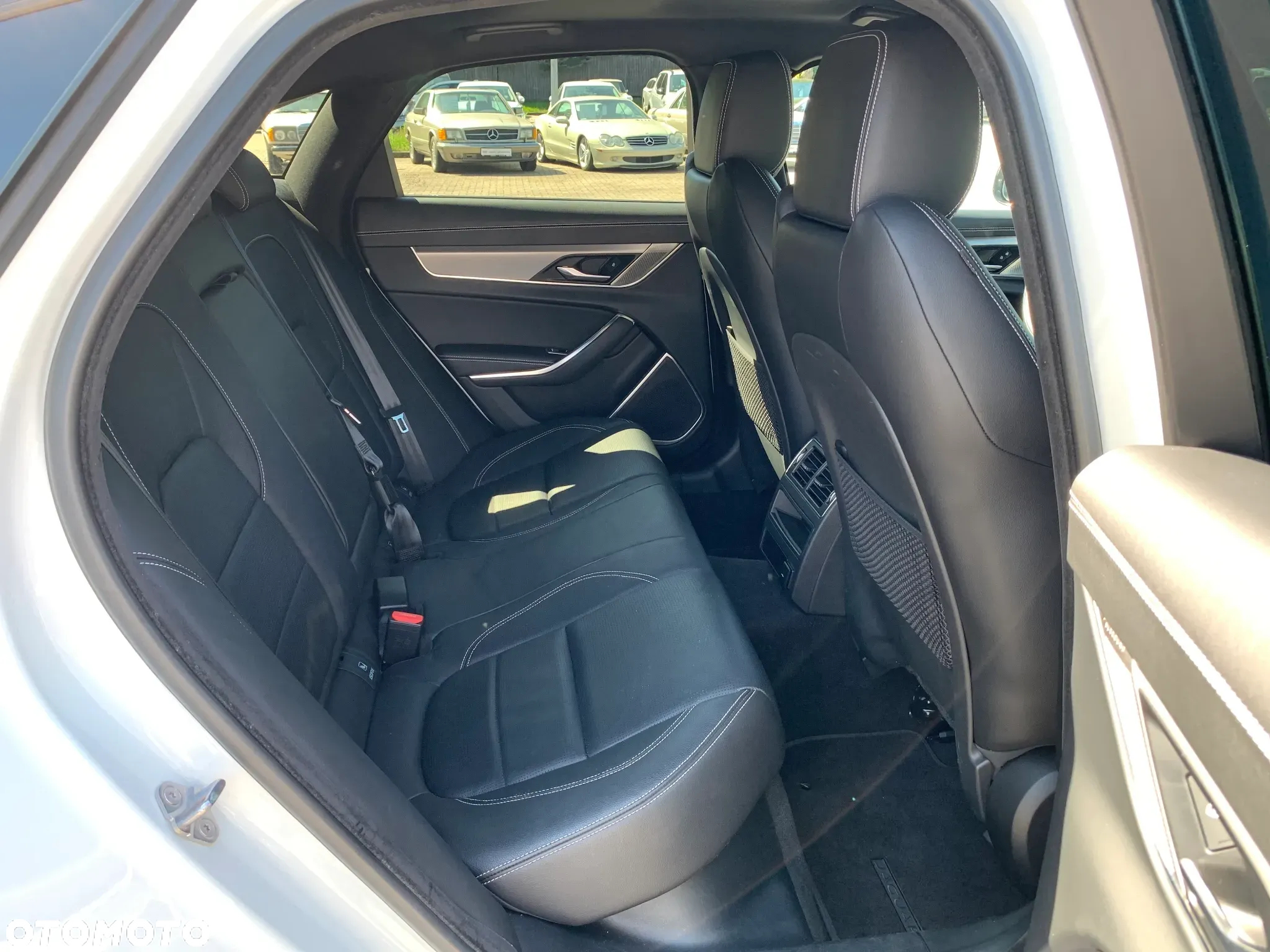 Jaguar XF 2.0 P250 R-Dynamic SE - 17