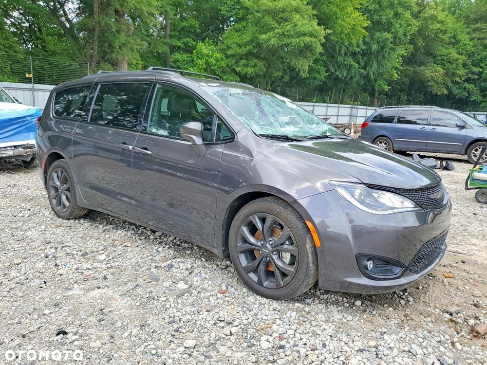Chrysler Pacifica - 2