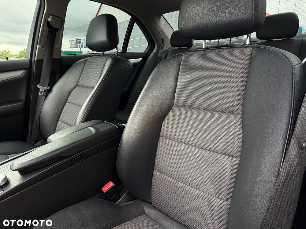 Mercedes-Benz Klasa C 180 BlueEFFICIENCY 7G-TRONIC Avantgarde - 32