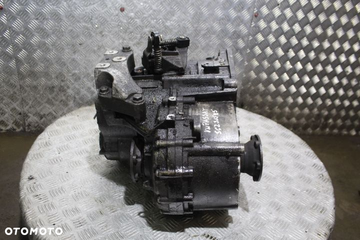 SKRZYNIA BIEGÓW 5 VOLKSWAGEN PASSAT B6 2.0TDI JLU - 4